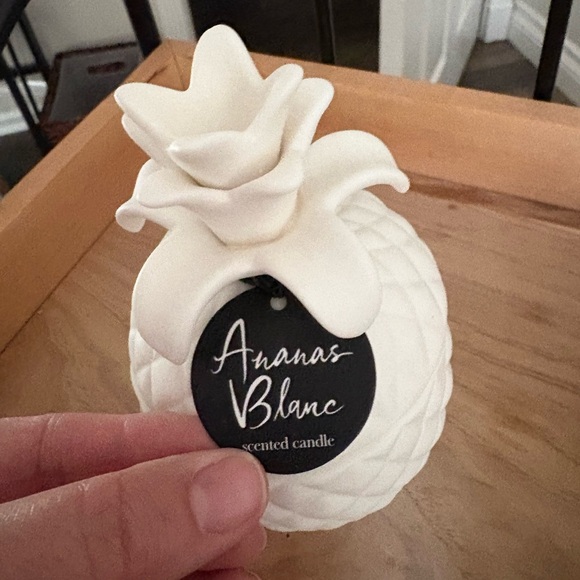 Zodax Ananas Blanc Pineapple ceramic candle - Picture 6 of 8